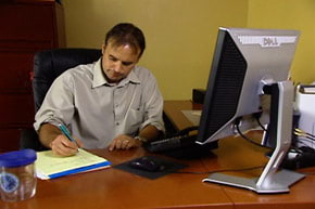 Man at computer: online training